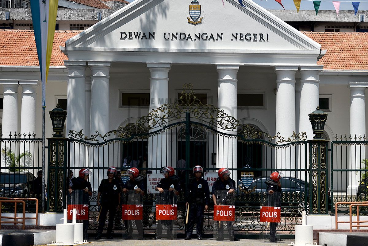 Police stand guard in front of Penang state assembly hall today as tensions escalate over Seri Delima assemblyman R.S.N. Rayer’s ‘celaka Umno’ remark. – The Malaysian Insider pic by Hasnoor Hussain, May 22, 2014.