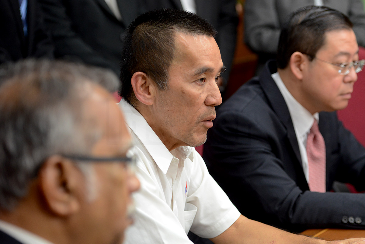 DAP's Tanjung Bungah rep Teh Yee Cheu (centre) resigns as the party's Penang organising secretary after supporting a motion by the Barisan Nasional (BN) in the state assembly last week. – The Malaysian Insider pic, November 25, 2015.