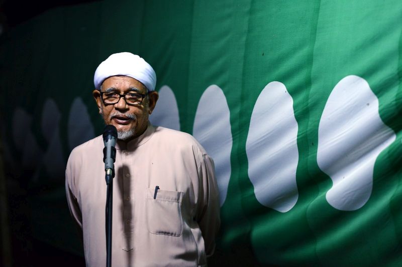 PAS President Datuk Seri Abdul Hadi Awang says no one can compel him to attend this Sunday’s Pakatan Rakyat leadership council meeting, a veiled attack directed toward DAP secretary-general Lim Guan Eng. – The Malaysian Insider file pic, February 7, 2015. 