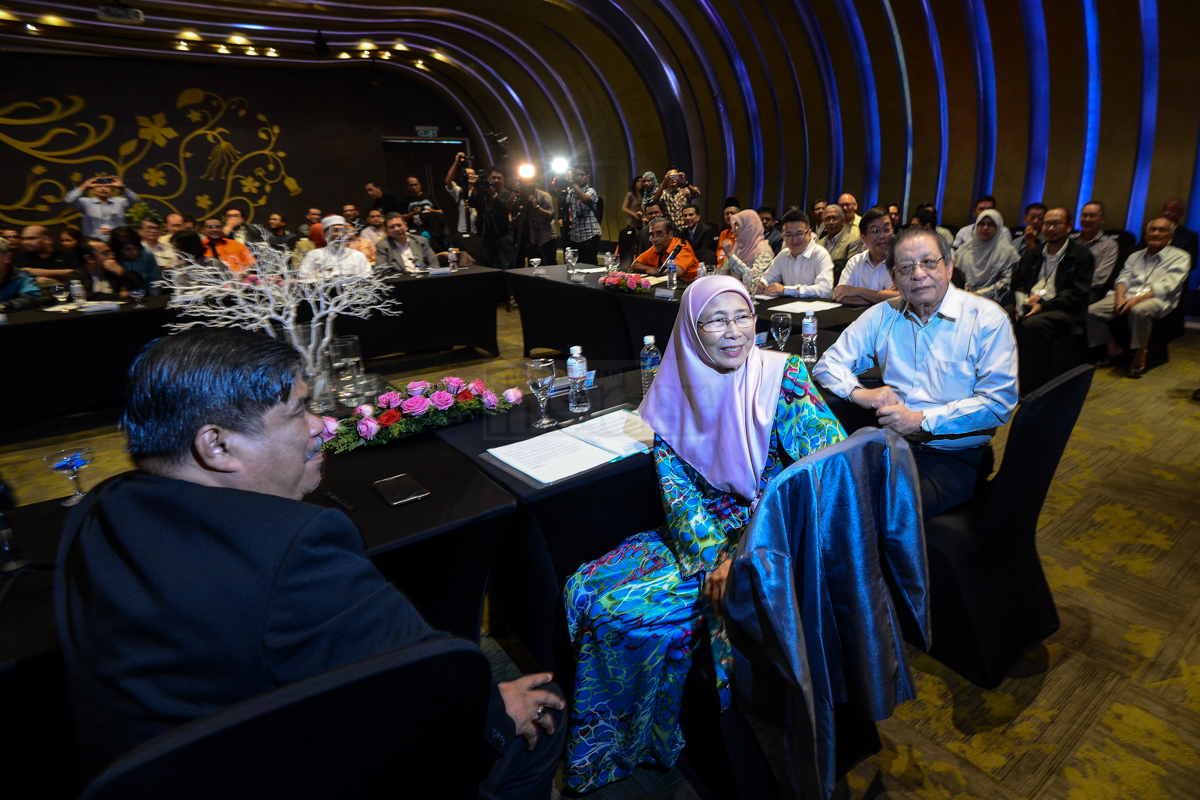 Bekas timbalan presiden PAS Mohamad Sabu, Pembangkang Datuk Seri Dr Wan Azizah Wan Ismail (tengah) dan Ketua Parlimen DAP Lim Kit Siang semasa di sidang meja bulat pembentukan gabungan baharu di Hotel Empire Subang Jaya hari ini. – Gambar The Malaysian Insider oleh Afif Abd Halim, 22 September, 2015. 