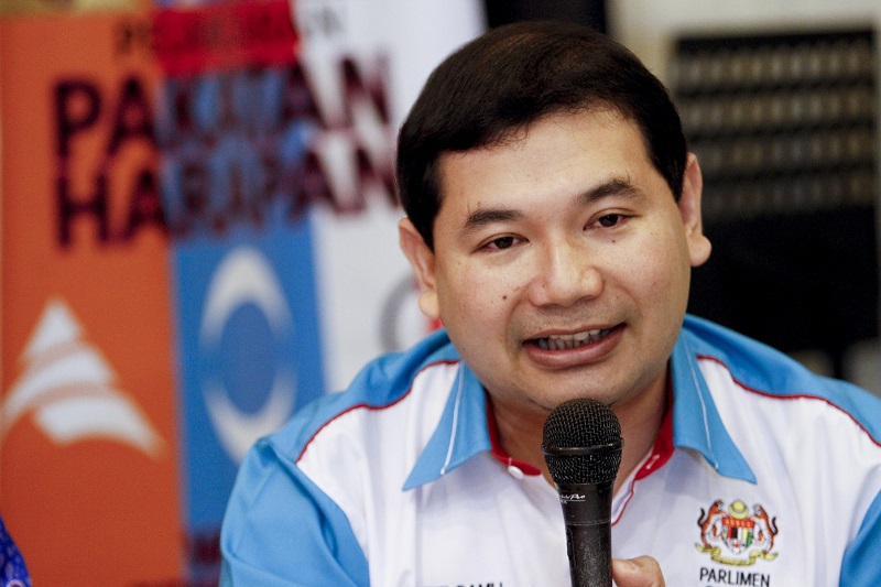 Setiausaha Agung PKR Rafizi Ramli mencadangkan supaya kerajaan menghentikan kenaikan tambang yang baru diumumkan dan mengekalkan rebat elektrik pada kadar 2.25sen/kWj. – Gambar fail The Malaysian Insider, 30 Disember, 2015.