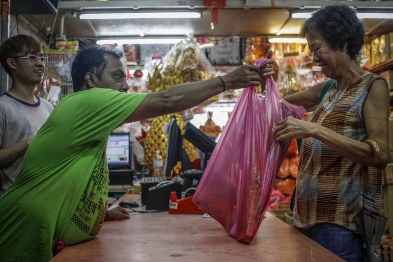 Sektor runcit di seluruh negara menyaksikan purata kejatuhan 20% hingga 30% dalam jualan pada Tahun Baharu Cina termasuk peniaga buah-buahan, pakaian dan barangan sembahyang. – Gambar The Malaysian Insider oleh Seth Akmal, 13 Februari, 2016.