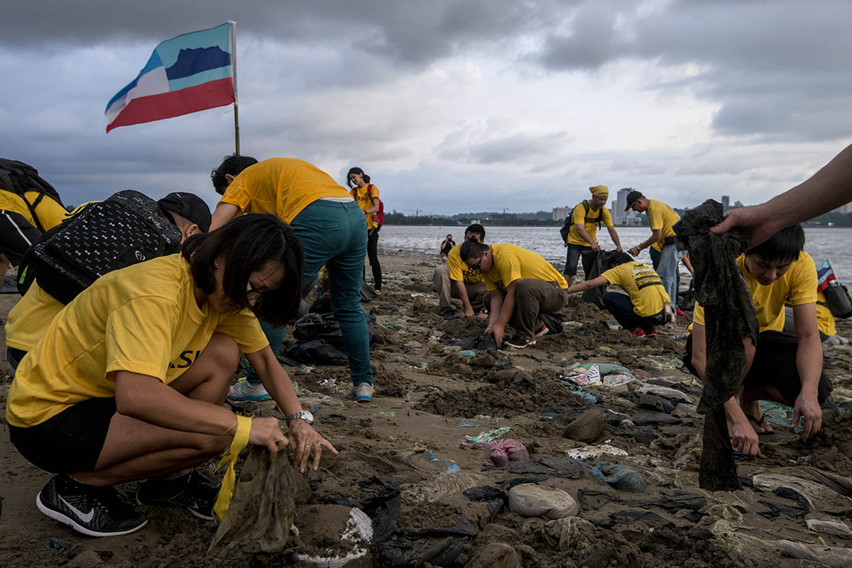 Sabah Bersih 4 participants clean up the beach at Taman Teluk Likas II, the venue of the rally in Kota Kinabalu. – The Malaysian Insider pic by Hasnoor Hussain, August 29, 2015.