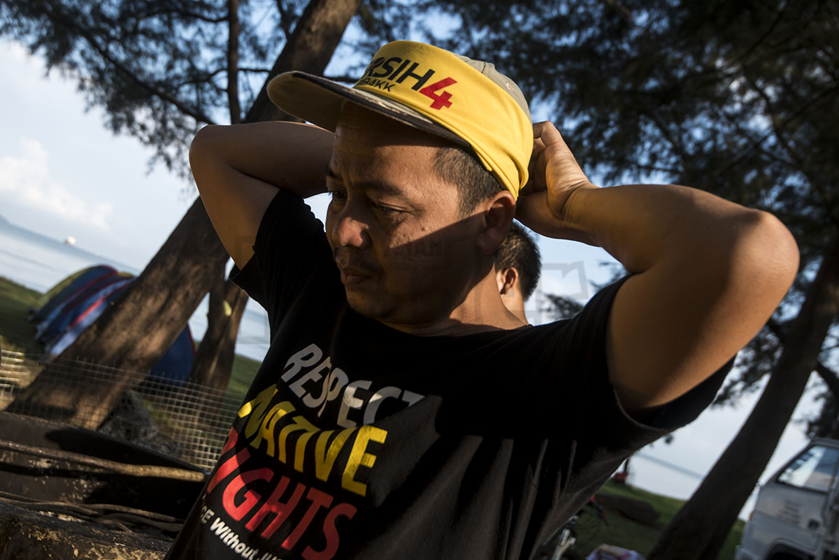 A protester in Taman Teluk Likas II, Sabah is getting ready for day two of Bersih 4. – The Malaysian Insider pic by Hasnoor Hussain, August 30, 2015.