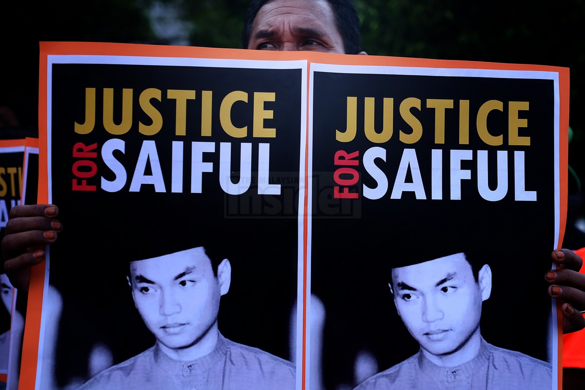 A supporter of Saiful Bukhari, the former aide of Datuk Seri Anwar Ibrahim, outside the Palace of Justice in Putrajaya, today. – The Malaysian Insider pic by Afif Abd Halim, October 28, 2014.