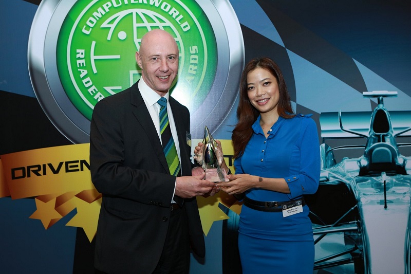 Executive Networks Media chief executive officer Mark Hobson presenting an ‘ICT Oscar’ to SAP Malaysia country marketing head Yew Mei San recently. – Pic courtesy of SAP Malaysia, October 10, 2014.