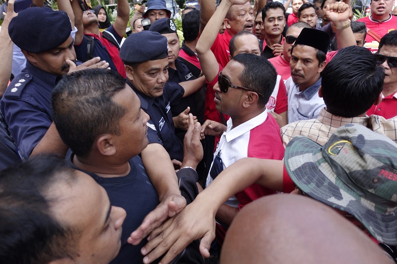 Police blocking protesters who want to storm a Scottish Masonic conference at a hotel in Batu Feringgi, Penang. – The Malaysian Insider pic by Hasnoor Hussain, February 25, 2016.