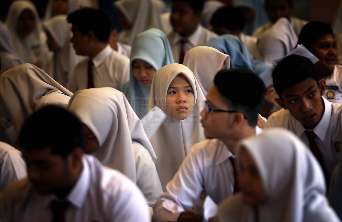 Students sitting for their SPM examination last year. The Education Ministry has reversed former education minister Tan Sri Muhyiddin Yassin's decision requiring SPM students to pass their English paper, like they need to for Bahasa Malaysia, in order to pass the entire examination. – The Malaysian Insider file pic, August 20, 2015.