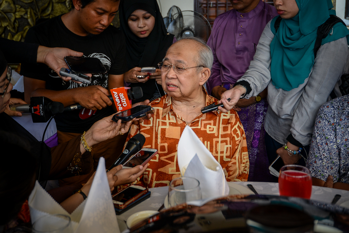 Veteran Umno Tengku Razaleigh Hamzah berkata, pendedahan Timbalan Perdana Menteri Datuk Seri Ahmad Zahid Hamidi terdapat plot menggulingkan kerajaan bersama pembangkang mengejutkannya akan tetapi mengatakan tidak mustahil ianya wujud.  – Gambar The Malaysian Insider oleh Afif Abd Halim, 15 Ogos, 2015.