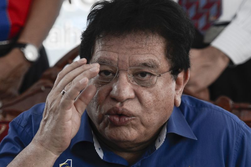 Menteri Wilayah Persekutuan Datuk Seri Tengku Adnan Tengku Mansor bercakap kepada media selepas merasmikan pembukaan jalan dan jambatan menghubungkan Kampung Batu Muda ke Taman Metropolitan Batu di Kuala Lumpur hari ini. Beliau berkata, kerajaan akan mengadakan program ‘Hari Tanpa Kenderaan’ untuk memberi laluan kepada ‘mat rempit’ menjalankan aktiviti mereka. – Gambar The Malaysian Insider oleh Nazir Sufari, 22 Februari, 2016.