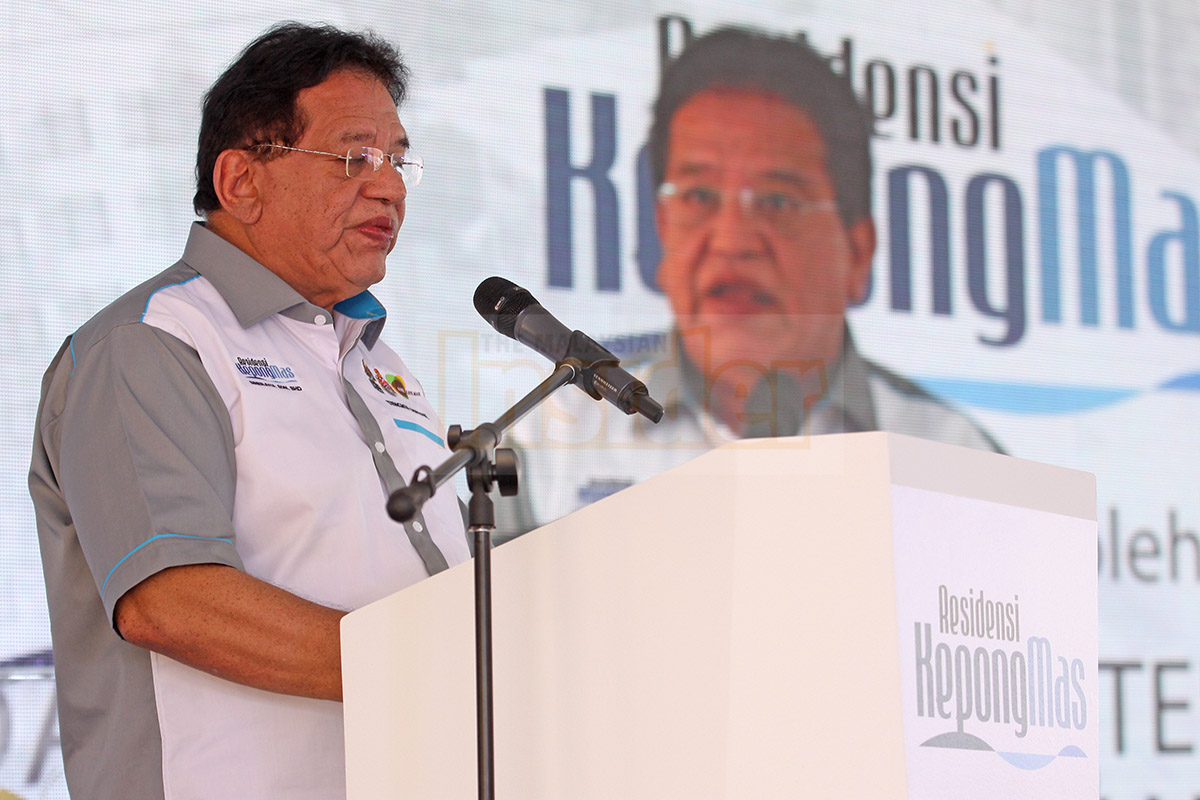 Umno minister Datuk Seri Tengku Adnan Tengku Mansor has slammed the media for reporting racially tinged remarks, following Datuk Seri Tajuddin Abdul Rahman 'slap Chinese' comment. – The Malaysian Insider pic by Wan Asraf, October 5, 2015.