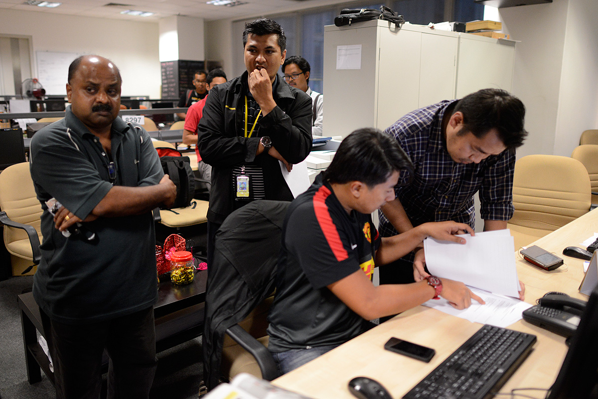 The Malaysian Insider managing editor Lionel Morais (left) with MCMC officials at TMI’s office. – The Malaysian Insider pic by Najjua Zulkefli, 30 Mac, 2015.