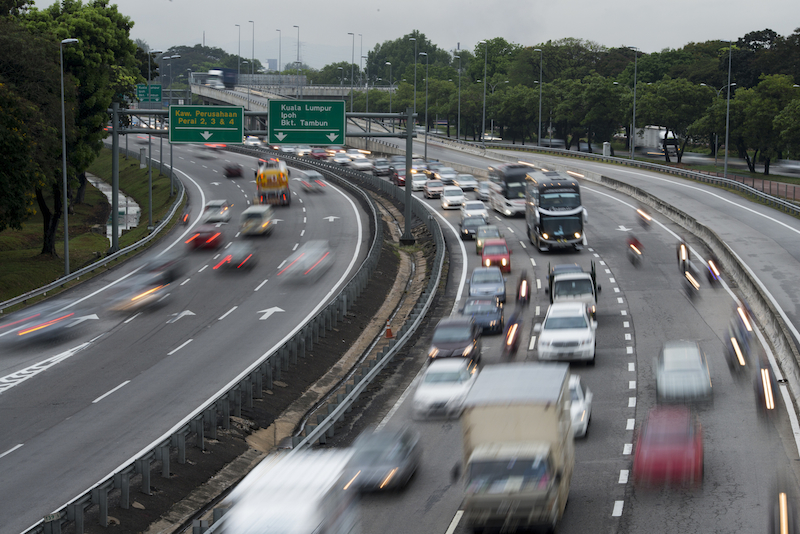 Trafik perlahan setakat 4 petang ini berikutan orang ramai mula pulang ke destinasi masing-masing selepas cuti panjang sempena perayaan Tahun Baharu Cina. – Gambar fail The Malaysian Insider , 14 Februari, 2016.