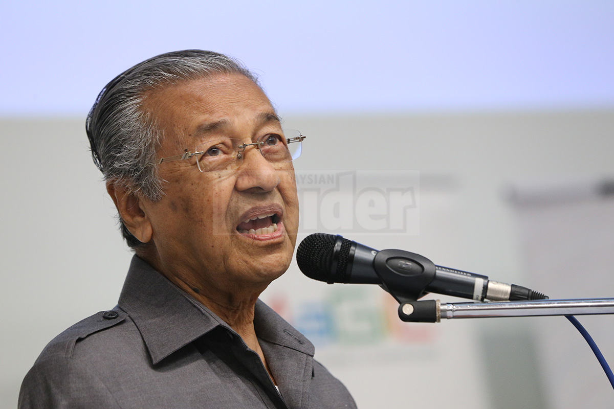 Tun Dr Mahathir Mohamad says Sirul Azhar Umar should not be sent to the gallows and his claims on the Altantuya Shaaariibuu murder should be investigated. – The Malaysian Insider pic by Kamal Ariffin, April 4, 2015.