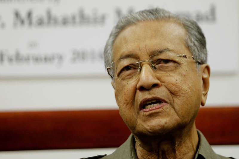 Bekas perdana menteri Tun Dr Mahathir Mohamad sedia angkat sumpah bersaksikan Al-Quran, jika ada pihak menganggap kenyataan yang dikeluarkannya berunsur fitnah atau tidak betul. – Gambar The Malaysian Insider oleh Kamal Ariffin, 20 Februari, 2016.