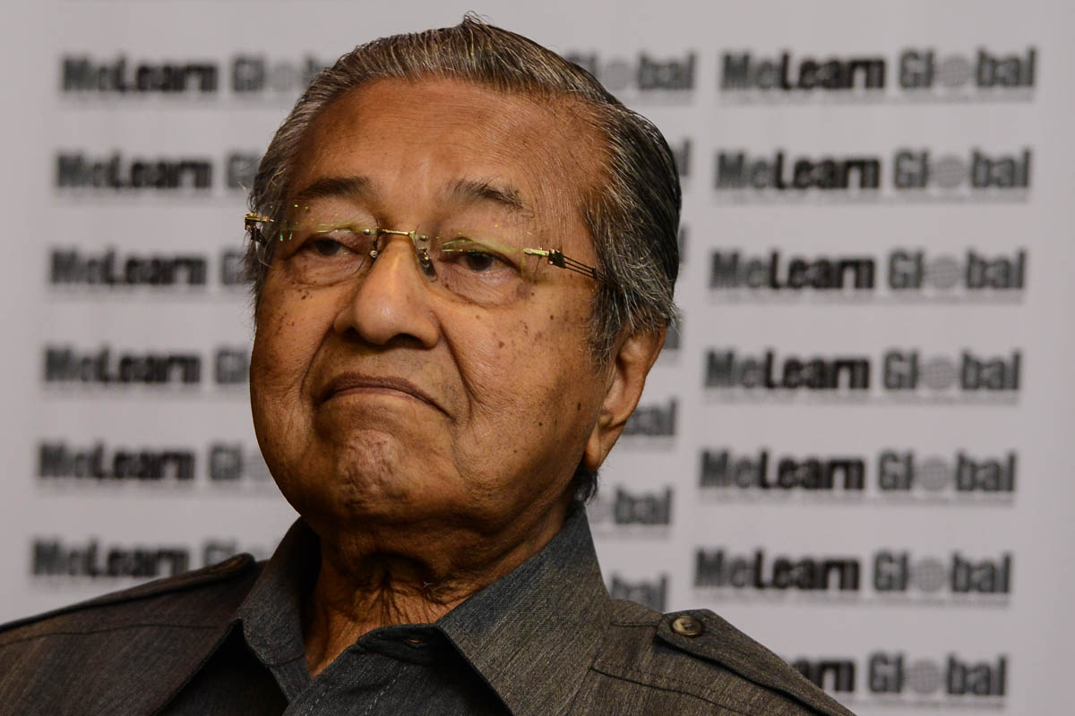 Bekas perdana menteri Tun Dr Mahathir Mohamad berkata tumpuan perlu diberikan terlebih dulu kepada penyingkiran kepimpinan sedia ada, pada sidang akhbar di Kuala Lumpur, hari ini. – Gambar The Malaysian Insider oleh Afif Abd Halim, 11 November, 2015.