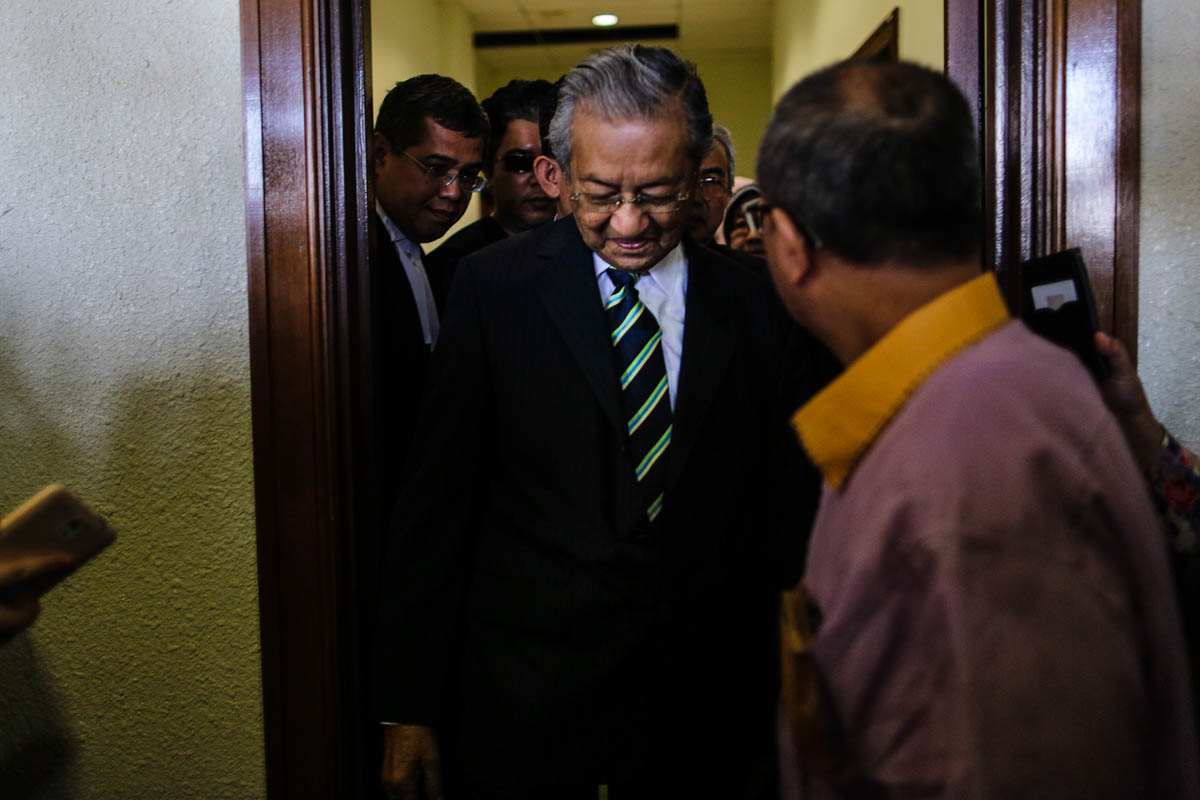 Bekas perdana menteri Tun Dr Mahathir Mohamad hadir di Mahkamah Tinggi Kuala Lumpur hari ini mendengar keputusan terhadap bekas pemimpin Umno Datuk Seri Khairuddin Abu Hassan dan peguamnya Matthias Chang yang berdepan pendakwaan mengikut Akta Sosma 2012. – Gambar The Malaysian Insider oleh Afif Abd Halim, 18 November, 2015.