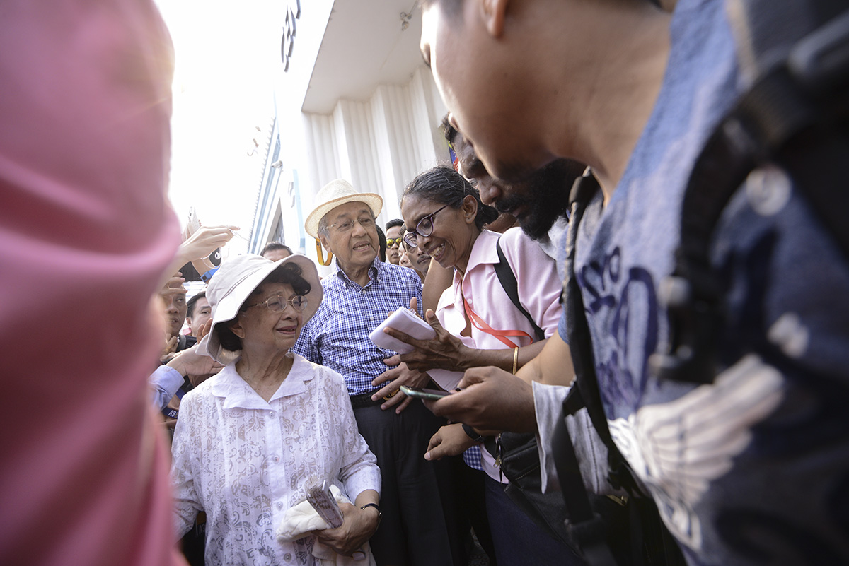 Tun Dr Mahathir Mohamad and Tun Dr Siti Hasmah Mohd Alim mobbed at Central Market when they made a surprise visit to the Bersih 4 rally this afternoon. – The Malaysian Insider pic by Nazir Sufari, August 30, 2015.