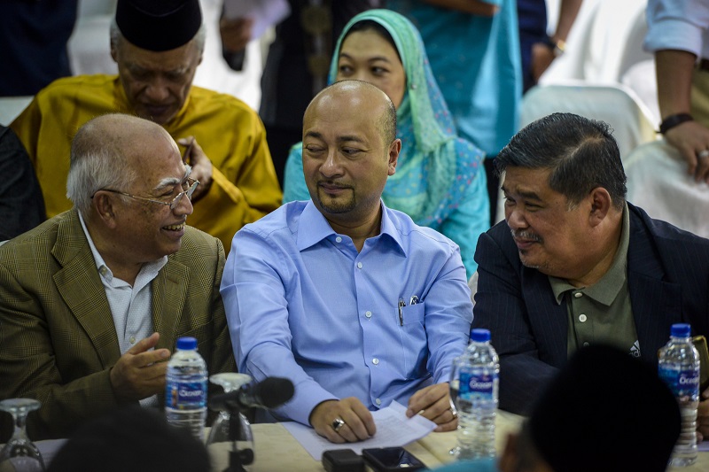 Datuk Seri Mukhriz Mahathir bersedia dikenakan tindakan daripada Majlis Tertinggi (MT) Umno kerana menyertai Deklarasi Rakyat namun ia mestilah mengikut perlembagaan dan peraturan yang ditetapkan. – Gambar fail The Malaysian Insider, 8 Mac 2016.	