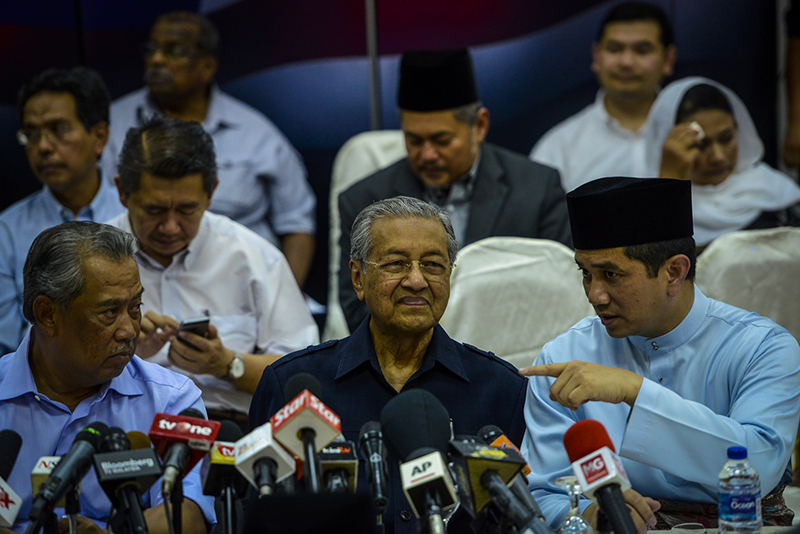 Pejabat Perdana Menteri (PMO) Putrajaya berkata, hanya melalui pilihan raya satu-satunya cara demokratik dan berlandaskan undang-undang untuk menukar kerajaan. Tun Dr Mahathir Mohamad hari ini bersama-sama seteru politik dan bekas musuhnya duduk bersama-sama bagi menandatangani deklarasi untuk menyingkirkan Perdana Menteri Datuk Seri Najib Razak. – Gambar The Malaysian Insider oleh Afif Abd Halim, 4 Mac, 2016.