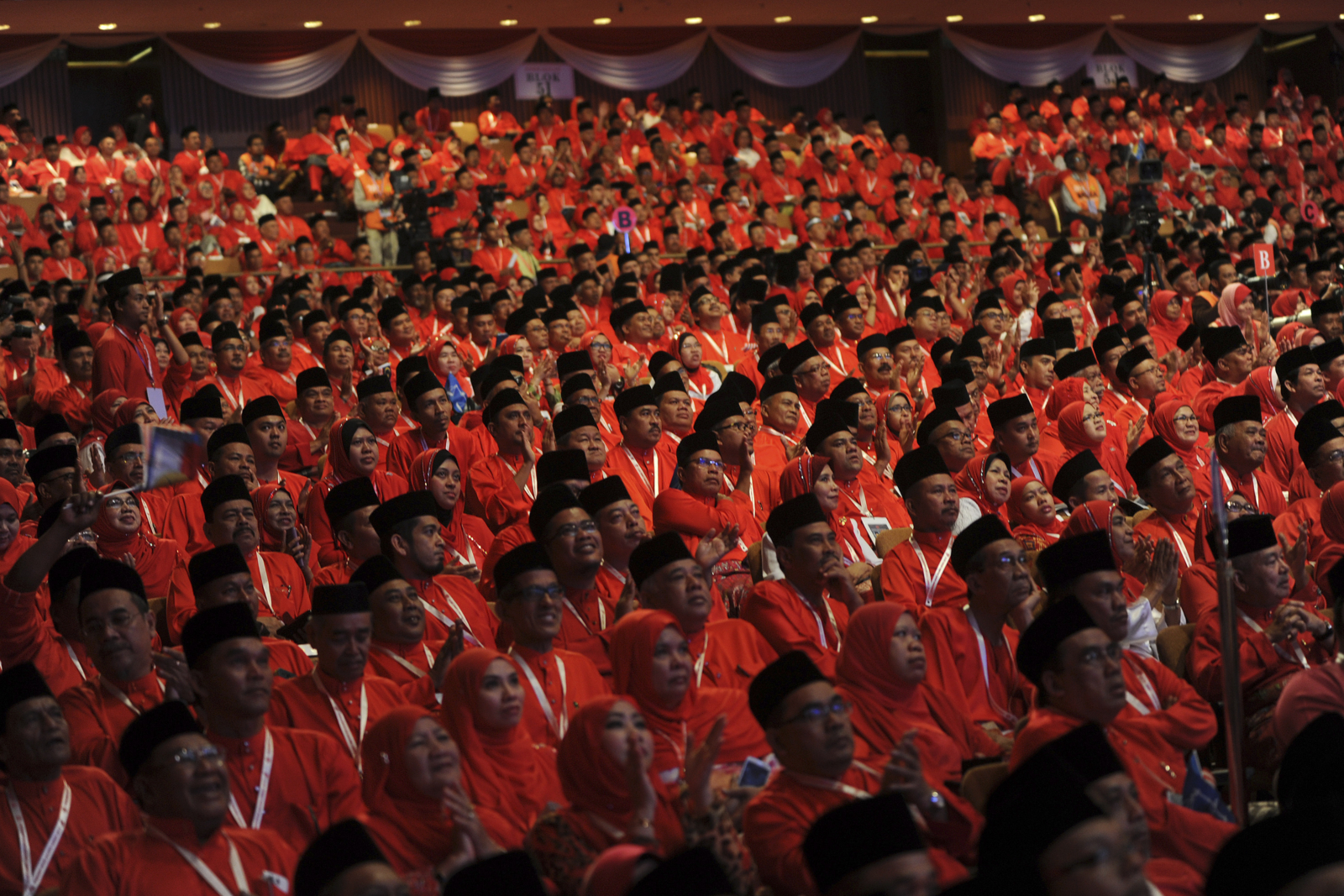 Semua 9 ahli Gerakan Ketua Cawangan Malaysia (GKCM) bahagian Teluk Kemang yang dipanggil menghadap Lembaga Disiplin Umno digantung hak menyertai pemilihan parti selama 6 tahun berkuat kuasa 2 Disember lalu, kata jurucakapnya Datuk Mohamad Zain Mustapa. – Gambar The Malaysian Insider Najjua Zulkefli, 11 Disember, 2015.