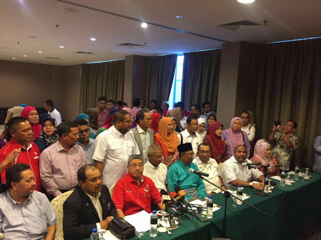 Timbalan Pengerusi Umno Kedah Datuk Ahmad Bashah (tengah) pada sidang media di Alor Setar Kedah hari ini menyatakan hilang kepercayaan kepada Datuk Seri Mukhriz Mahathir yang dikatakan gagal menggerakkan jentera Umno. – Gambar Facebook, 20 Januari, 2016.