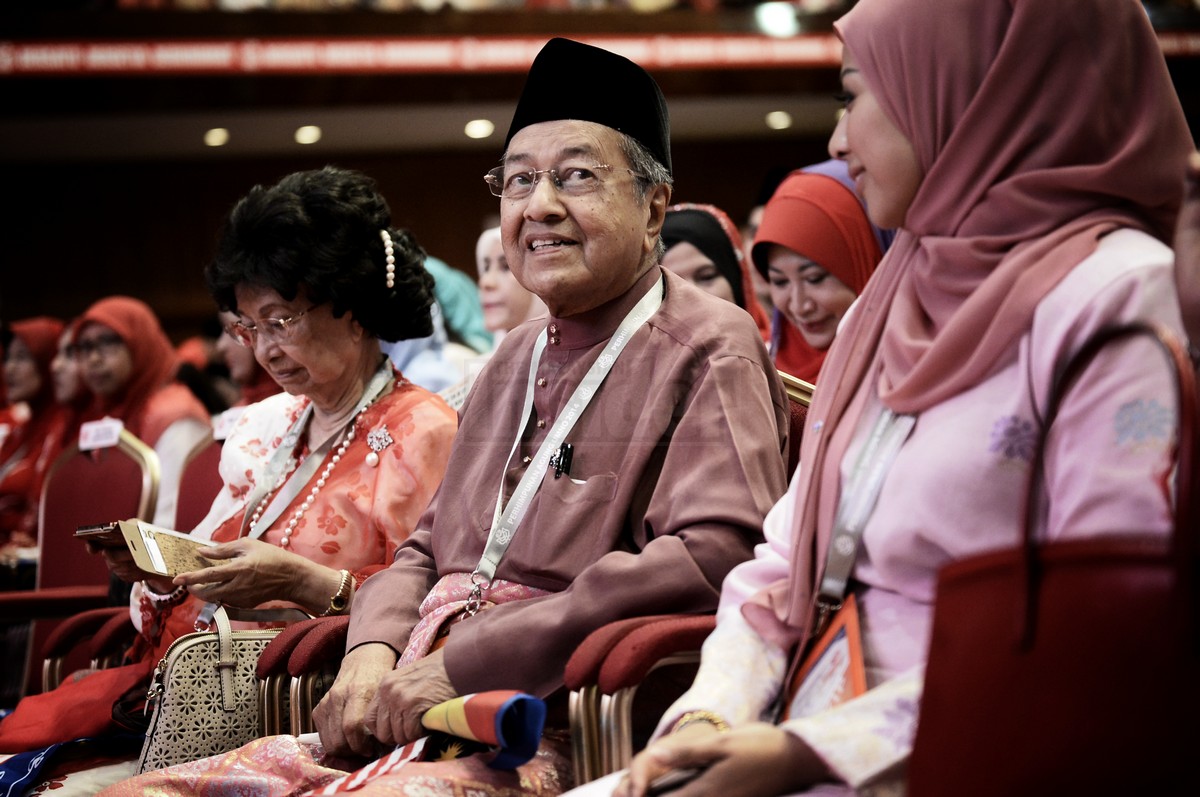 Tun Dr Mahathir Mohamad ketika menghadiri Perhimpunan Agung Umno di Kuala Lumpur baru-baru ini. Beliau berkata perwakilan Umno dan pemimpin negara gagal mempersoalkan beberapa masalah kewangan dan ekonomi yang membelenggu negara. – Gambar The Malaysian Insider, 5 Disember, 2014.