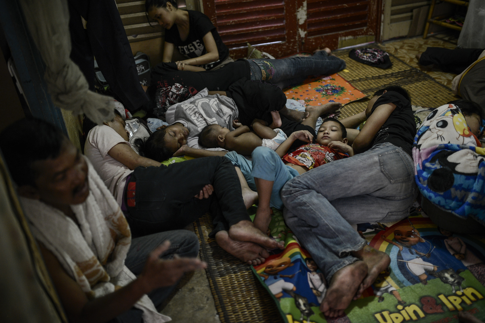 Sebahagian daripada ahli keluarga Abdol Wahab Musa yang terpaksa tidur bersesakan dalam flat kecil di Sentul, Kuala Lumpur. – Gambar The Malaysian Insider oleh Nazir Sufari, 25 Disember, 2015.