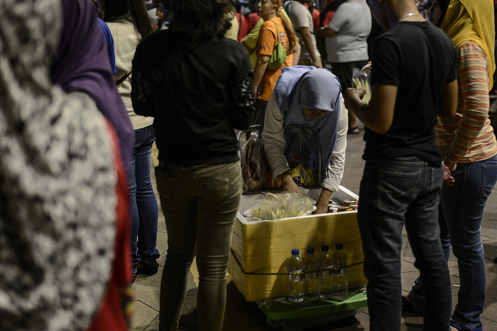 Seorang anak perempuan Abdol Wahab Musa menggunakan troli untuk menjual minuman dan makanan ringan di Dataran Merdeka. – Gambar The Malaysian Insider oleh Nazir Sufari, 25 Disember, 2015.