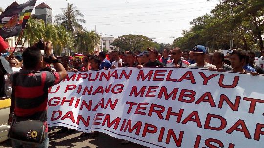 A large crowd of Umno members protesting in Seberang Jaya, Penang, today against the actions of the kangkung flashmob organised by PKR politician Lee Khai Loon. – January 18, 2014. 