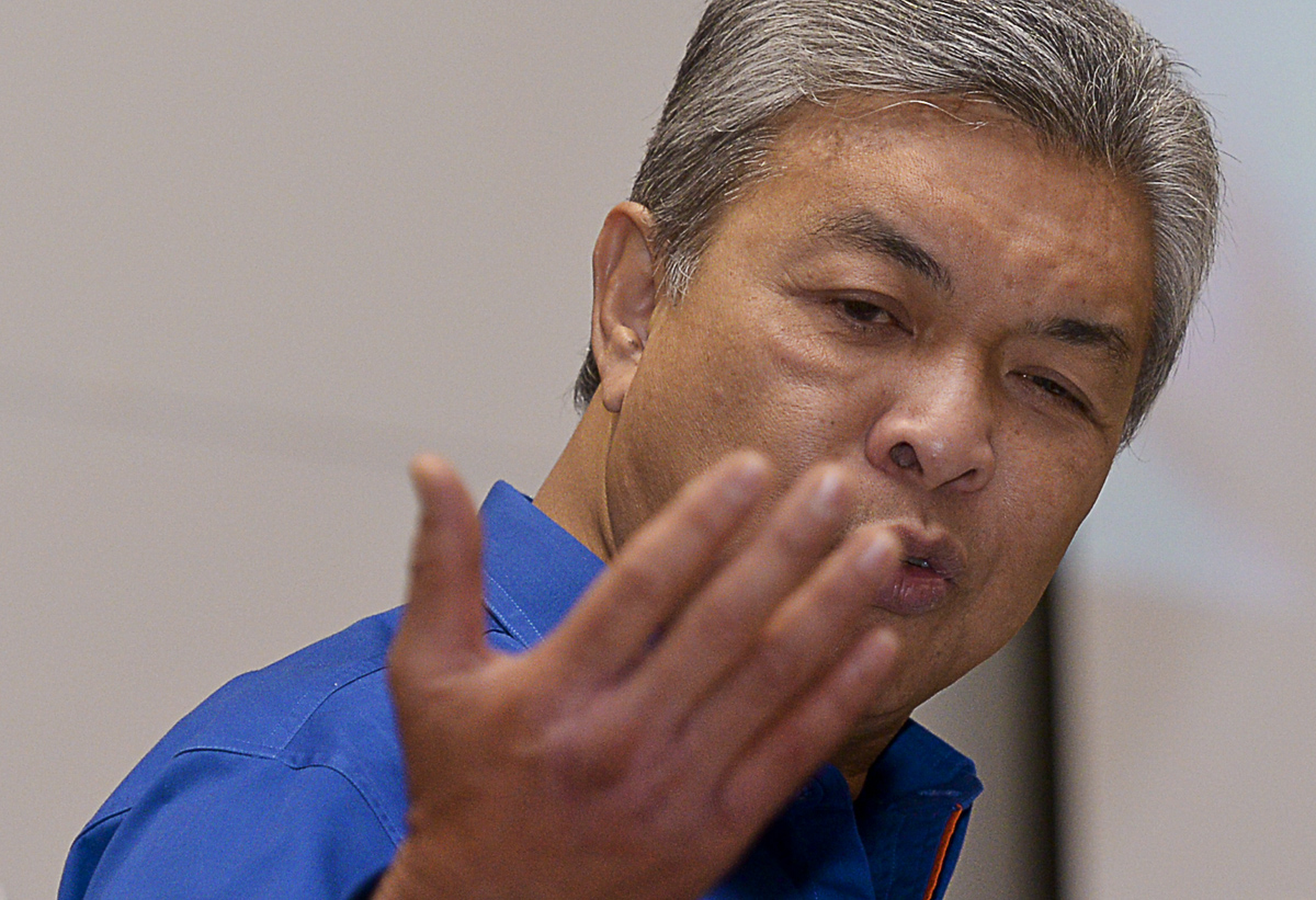 Datuk Seri Ahmad Zahid Hamidi menggesa pemimpin yang sudah terlalu lama berada dalam Umno supaya memberi laluan kepada generasi baru sebelum mereka sendiri yang diundurkan. – Gambar fail The Malaysian Insider, 23 November, 2014. 