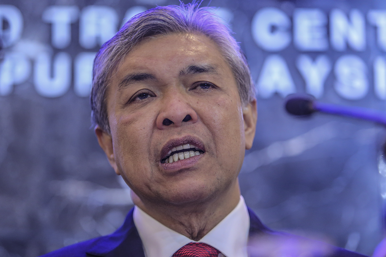 Timbalan Perdana Menteri Datuk Seri Ahmad Zahid Hamidi semasa berucap merasmikan Persidangan dan Pameran Polis Am dan Peralatan Khas Asia 2015 di Pusat Dagangan Dunia Putra, Kuala Lumpur, pagi ini. Beliau berkata, Kementerian Dalam Negeri masih belum melantik firma untuk membawa pekerja Bangladesh ke Malaysia. – Gambar The Malaysian Insider oleh Nazir Sufari, 21 Oktober, 2015.