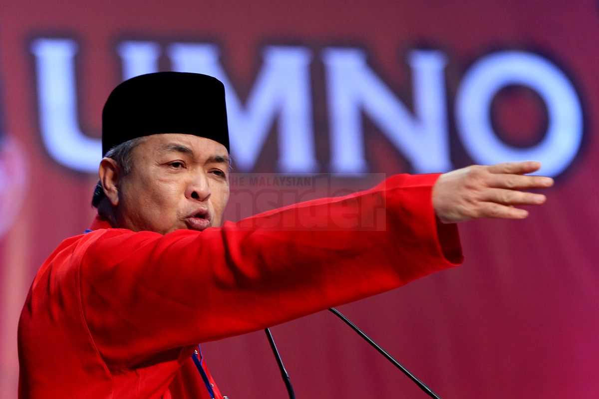 Datuk Seri Ahmad Zahid Hamidi berkata bekas pemimpin yang sering mengkritik kerajaan perlu sedar zaman mereka sudah berlalu dan menghormati kepimpinan sekarang. – Gambar fail The Malaysian Insider , 20 Februari, 2016.