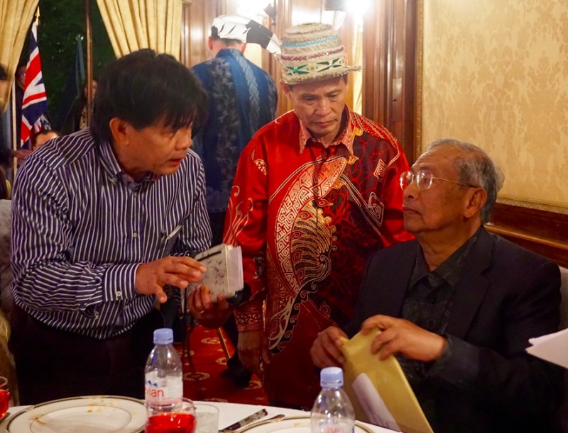 Tan Sri Adenan Satem discussing the Penan Peace Park proposal with TK Bilong Oyoi (Penan headman of Long Sait, Baram) and Mutang Urud (Kelabit researcher and activist) in London. – Pic courtesy of Bruno Manser Fund, May 5, 2015.