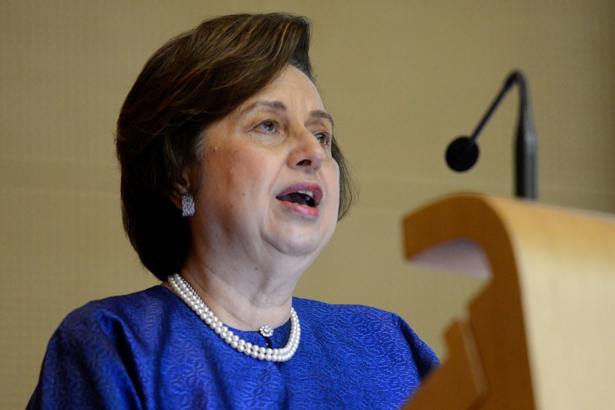 Gabenor Bank Negara Tan Sri Dr Zeti Akhtar Aziz berkata Malaysia sedang menyusun semula ekonominya dan mempelbagaikan struktur ekonomi kepada perkhidmatan dan pembuatan. – Gambar fail The Malaysian Insider, 22 Januari, 2016.