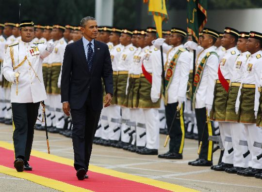 Presiden Amerika Syarikat Barack Hussein Obama diberi penghormatan negara apabila tiba di Kuala Lumpur semalam. Gambar oleh Reuters, 27 April, 2014.