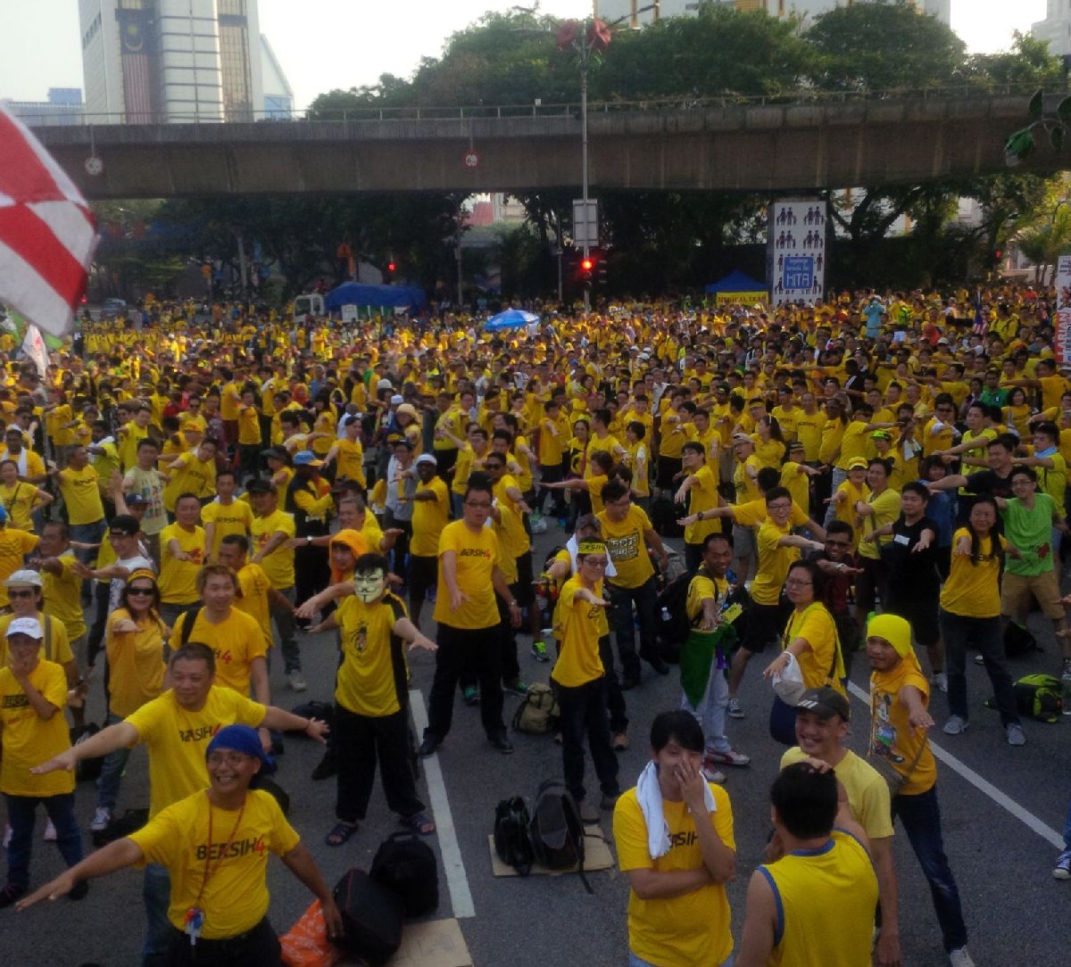 Bersih 4 participants doing some light exercises led by Bersih 4 representative Ivy Josiah. – The Malaysian Insider pic by Melati A. Jalil, August 30, 2015.