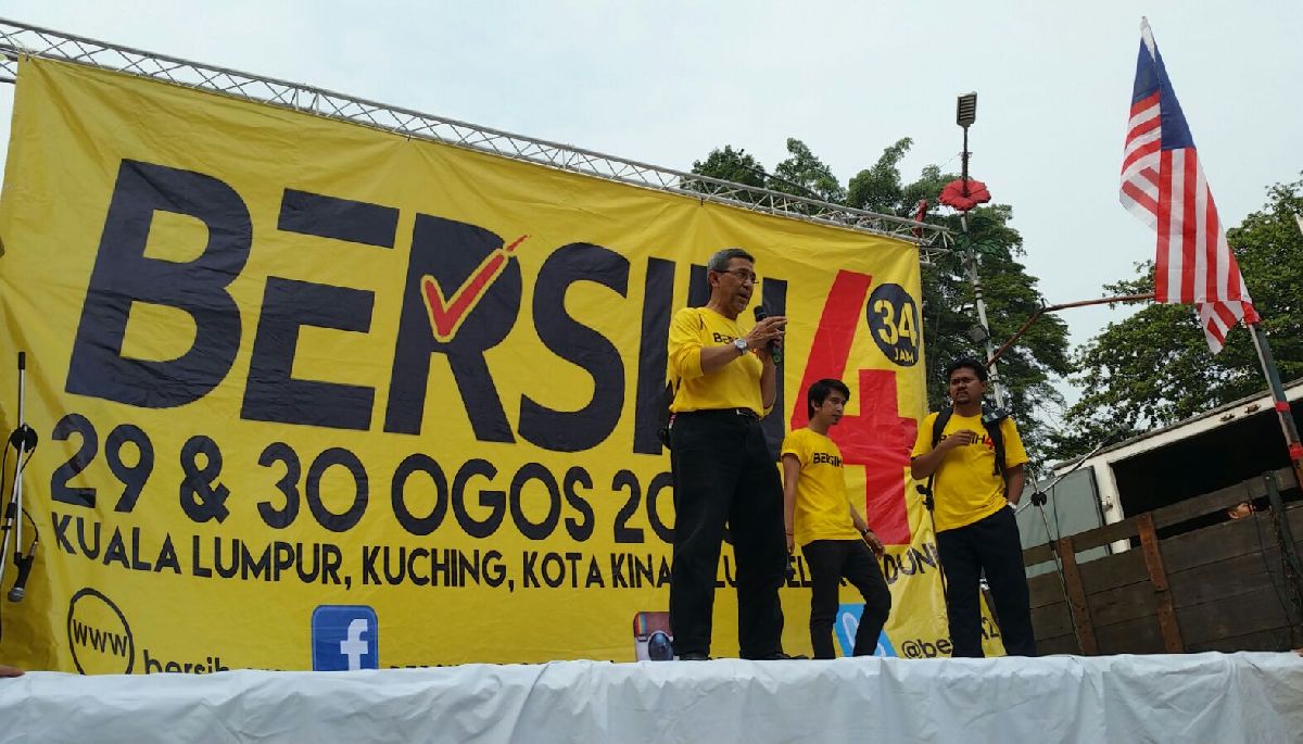 Penang deputy chief minister Dr Mohd Rashid Hasnon speaking to rally-goers at Dataran Merdeka. – The Malaysian Insider pic, August 30, 2015.