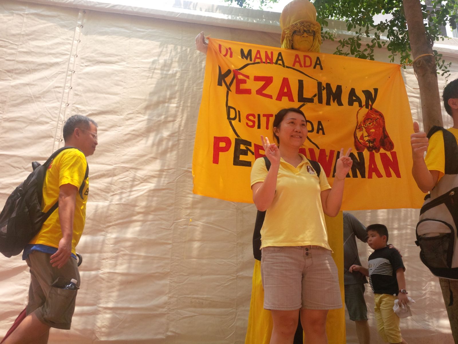 A clown at Medan Pasar, Kuala Lumpur spreading the Bersih message. – The Malaysian Insider pic, August 30, 2015.