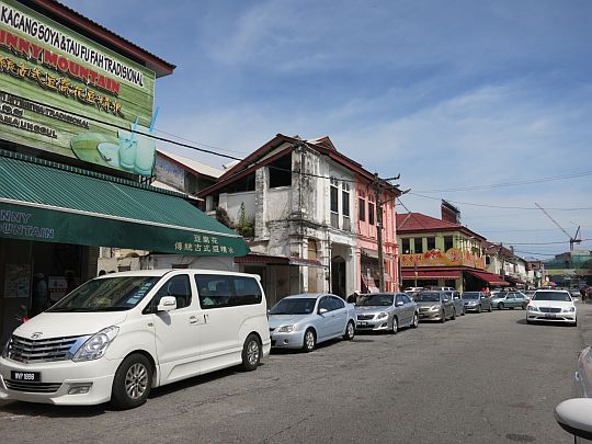 Beeline of cars queuing up for the best taufu fa in town. – Pic courtesy of Hungry Go Where, July 14, 2014.