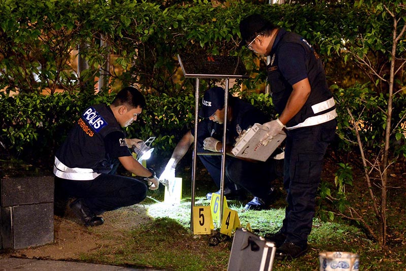 Pasukan forensik Polis Diraja Malaysia (PDRM) menjalankan siasatan ke atas lokasi penemuan 2 balang mencurigakan di Aquaria KLCC lewat petang tadi. Ketua Polis Kuala Lumpur, Datuk Tajuddin Md Isa mengesahkan 2 balang tersebut bukan bom. – Gambar The Malaysian Insider, 9 Mac, 2016.