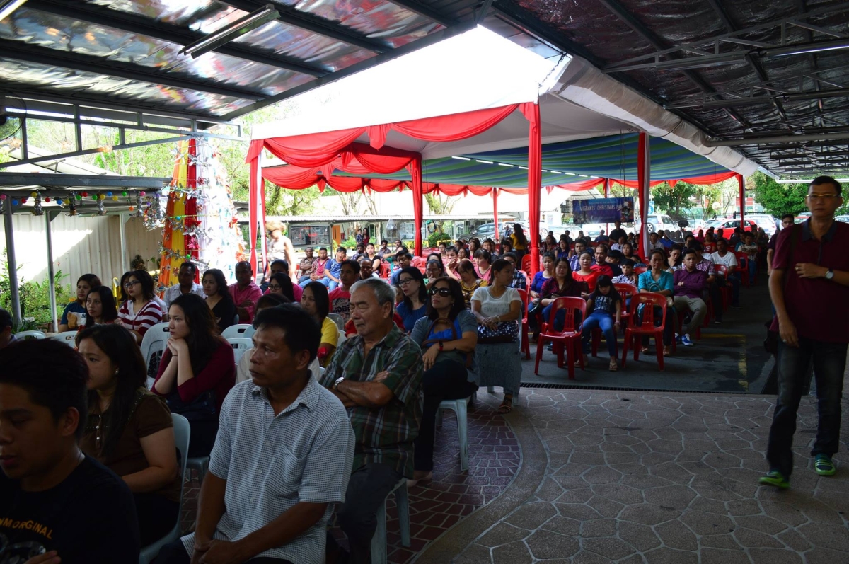 Christians of different nationalities at the Church of Our Lady of the Assumption in Bandar Seri Begawan this morning. – Pic by Harris Nasril, December 25, 2015.