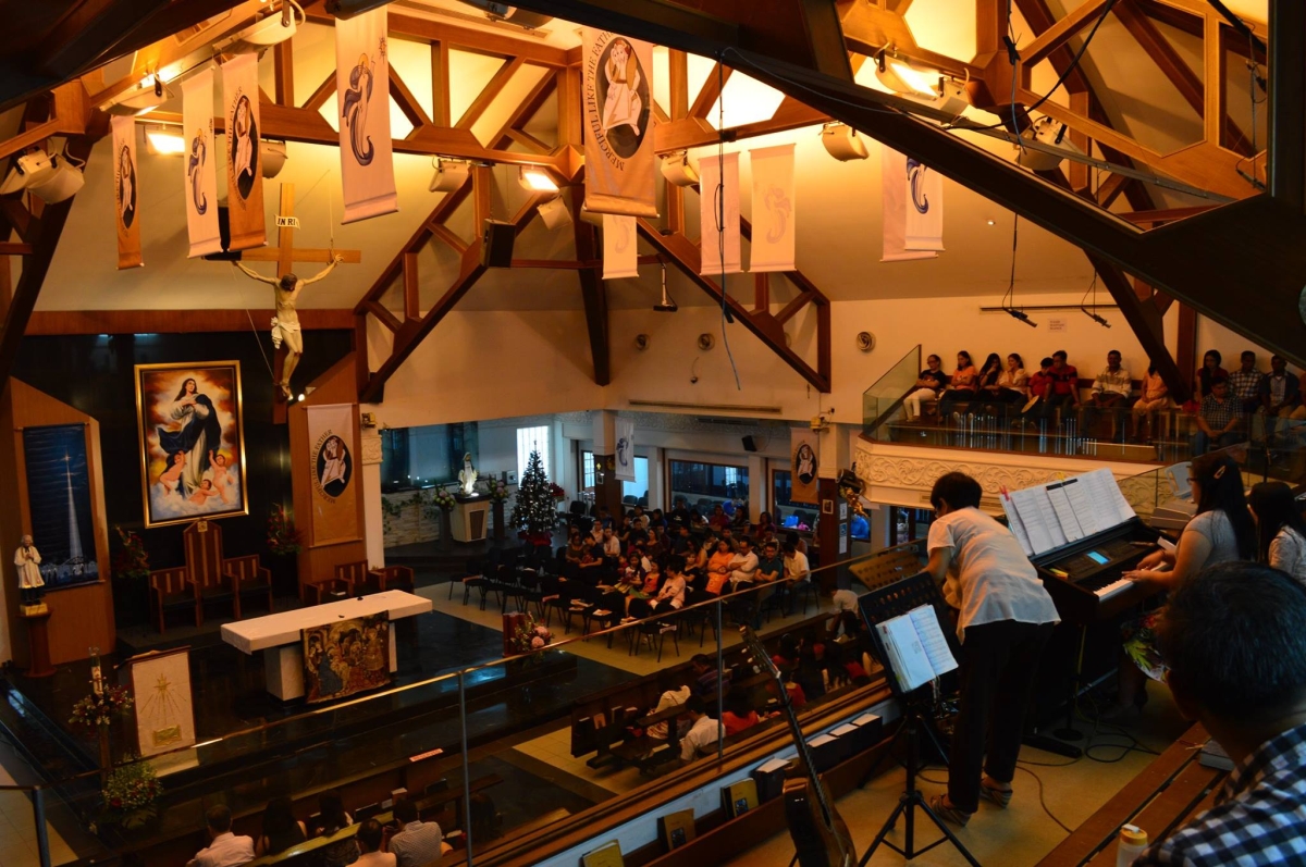 The Christmas mass gets underway inside the Church of Our Lady of the Assumption, the biggest church in Brunei, this morning. – Pic by Harris Nasril, December 25, 2015.