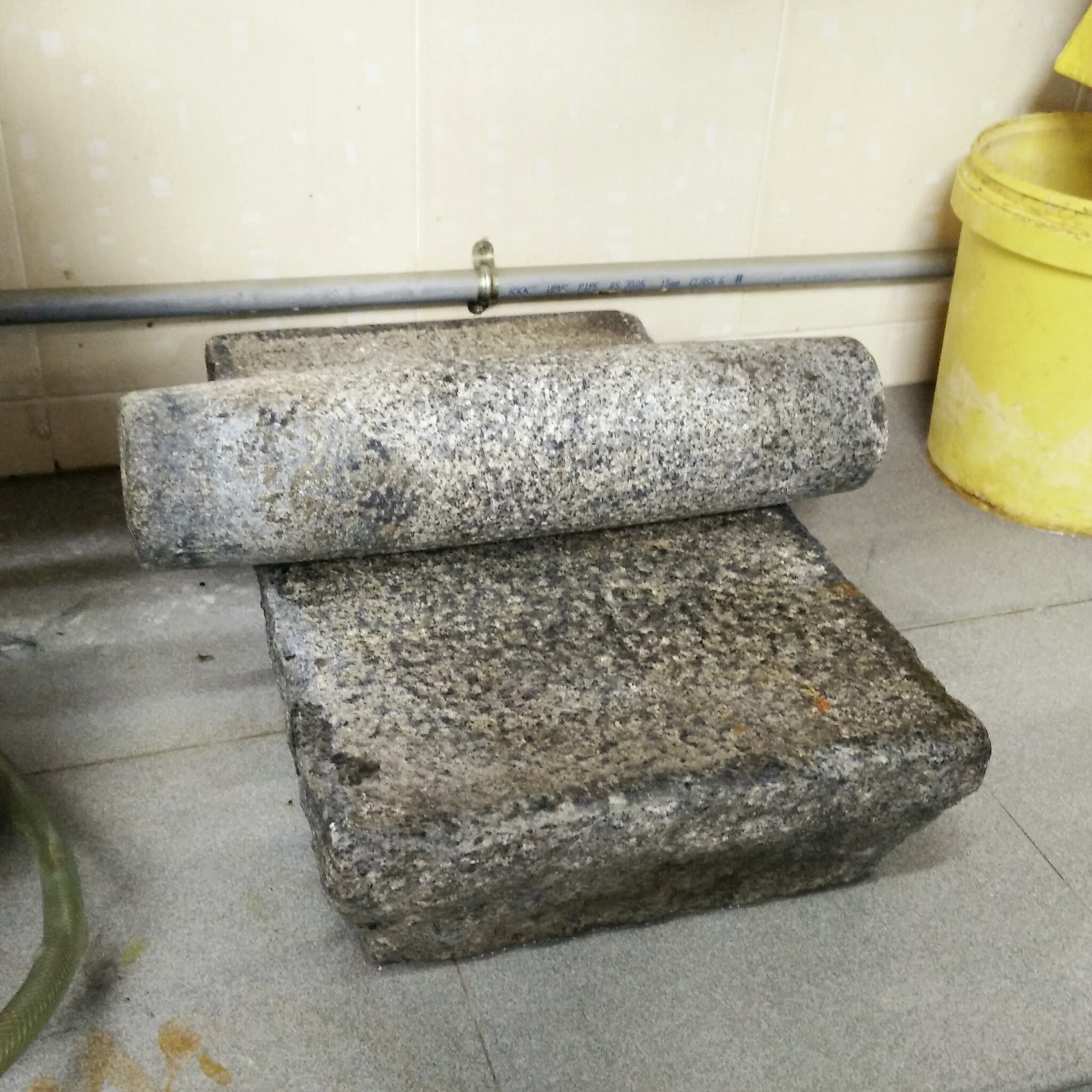 A traditional grinding stone, the ammi is used to grind the spices for various dishes.