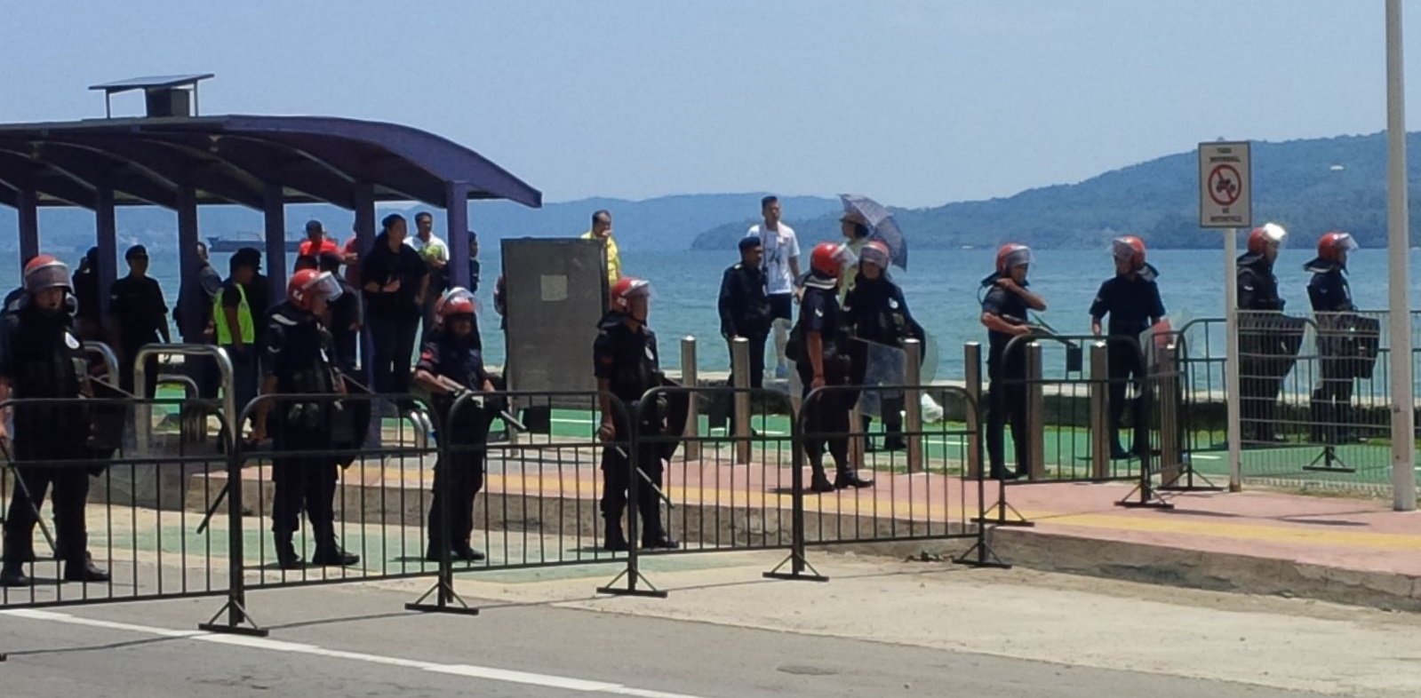 FRU personnel set up a barricade to prevent Sabah Bersih participants from marching into Kota Kinabalu city centre. – The Malaysian Insider pic, August 30, 2015.