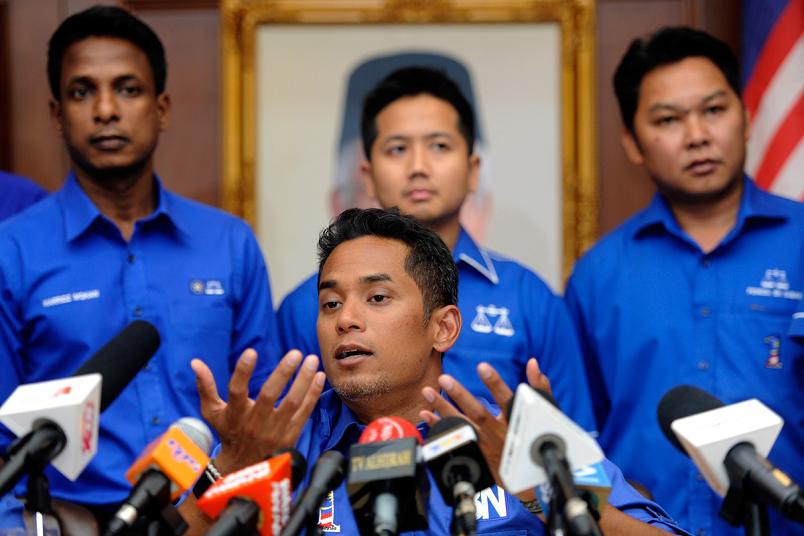 Menteri Belia dan Sukan Khairy Jamaluddin berkata, tindakan Putrajaya memindahkan 2 pegawai kanan Suruhanjaya Pencegahan Rasuah Malaysia hanya akan menimbulkan pelbagai spekulasi dan mencetuskan kemarahan rakyat. – Gambar fail The Malaysian Insider, 8 Ogos, 2015.