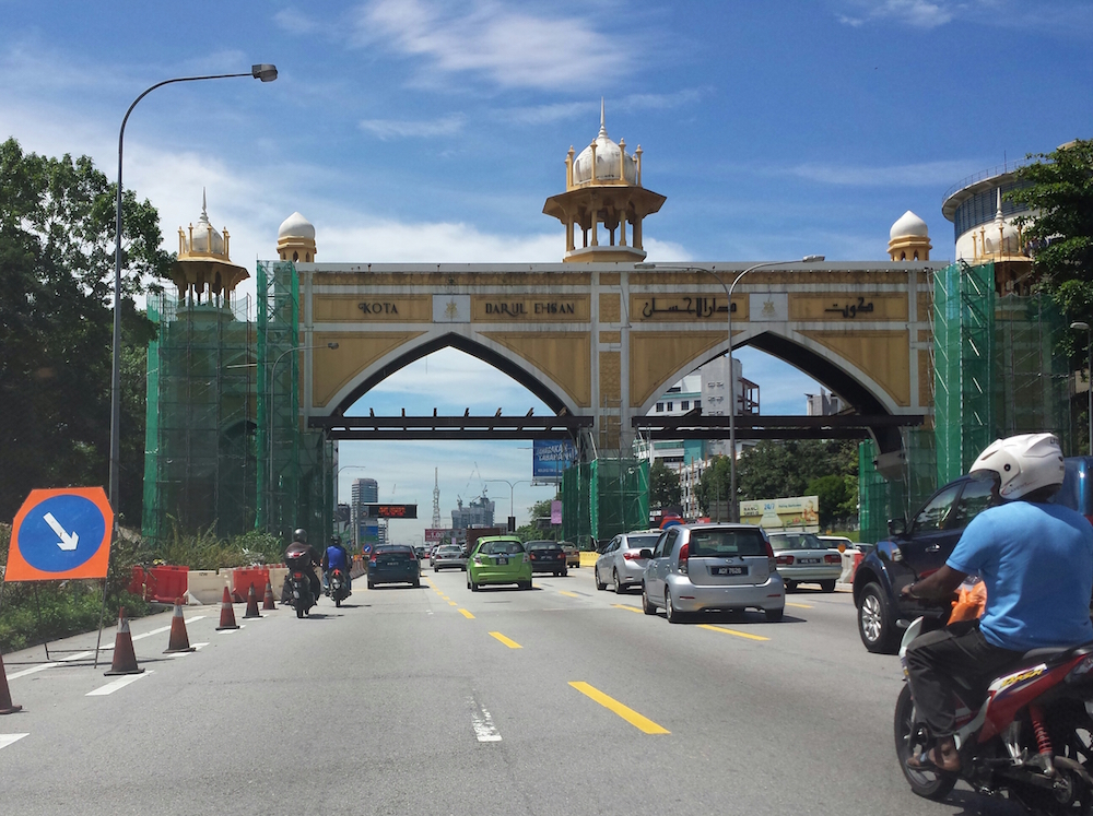 Seorang pengguna jalan raya terkejut besar awal pagi ini selepas menemui seorang lelaki tergantung di gerbang Kota Darul Ehsan menghala ke Kuala Lumpur, yang terletak di Lebuhraya Persekutuan. – Gambar fail The Malaysian Insider, 20 Disember, 2015.