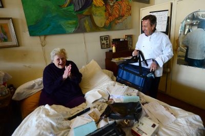 Three-star Michelin chef Daniel Boulud delivering a meal cooked at one of his restaurant to Wilda, 78, as part of Citymeals-on-Wheels, a non-profit organisation which provides food and care to New York City's homebound elderly, in New York. – AFP/Relaxnews pic, January 26, 2014.