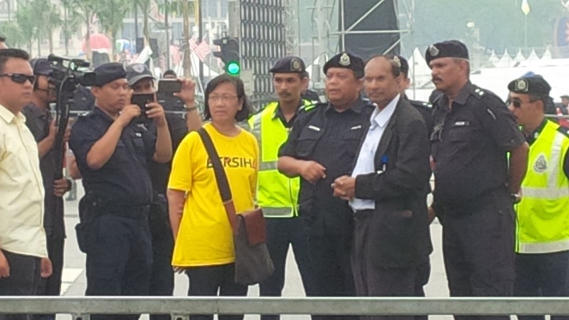 Bersih 2.0 chairman Maria Chin Abdullah talking to the Dang Wangi police OCPD. – The Malaysian Insider pic, August 30, 2015.