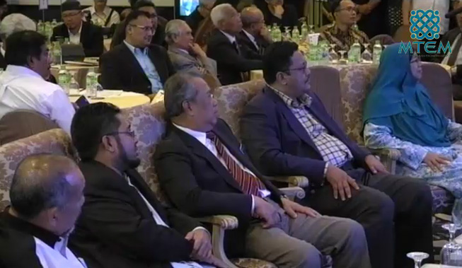 Timbalan Perdana Menteri Tan Sri Muhyiddin Yassin (tiga dari kanan) turut hadir di program Majlis Tindakan Ekonomi Melayu. – Gambar Facebook, 10 Julai, 2015.